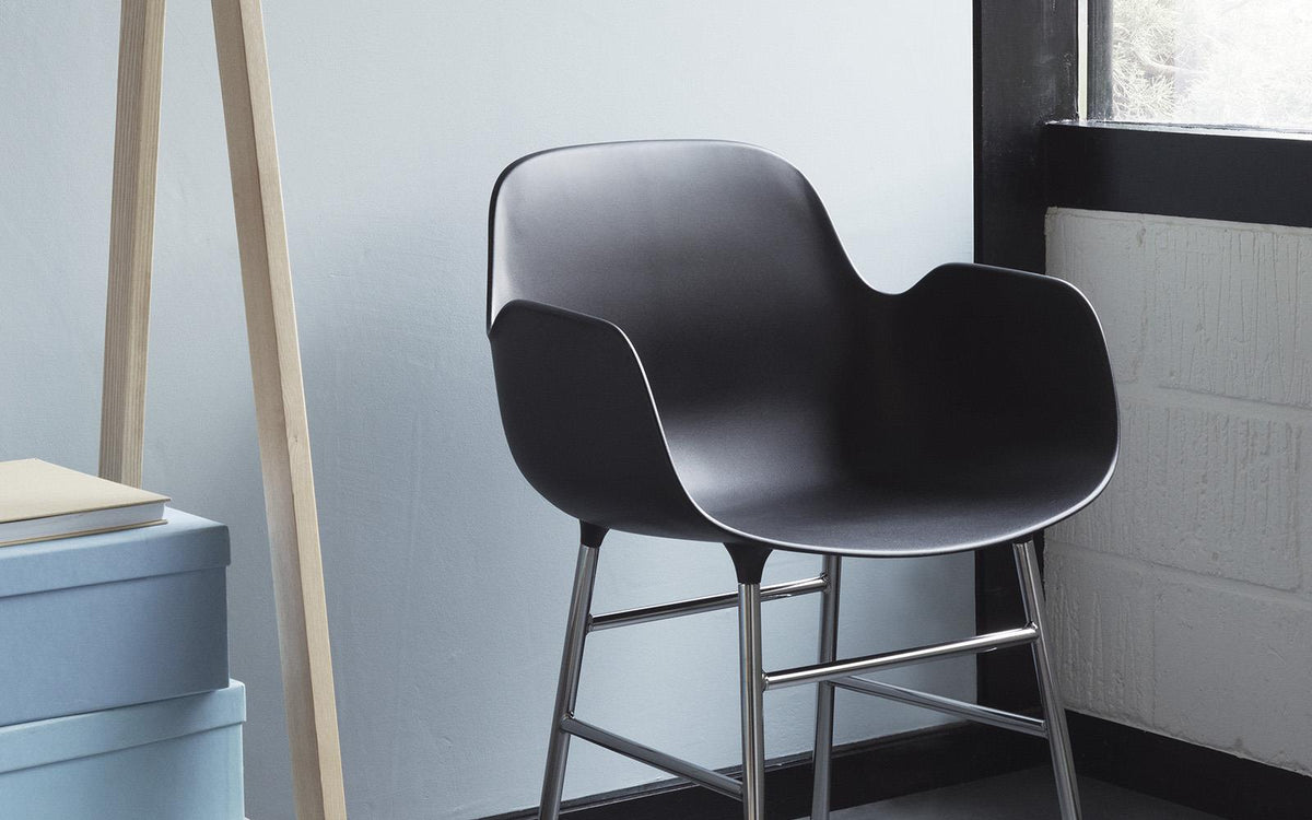 Form Lehnstuhl Chrom Braun in Braun/ chrom präsentiert im Onlineshop von KAQTU Design AG. Stuhl mit Armlehne ist von Normann Copenhagen