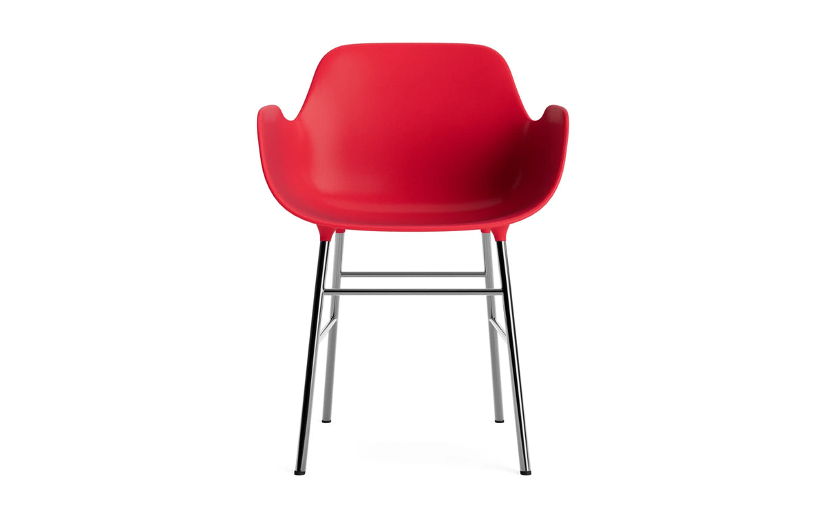 Form Lehnstuhl Chrom Leuchtendes rot in Leuchtendes rot / chrom präsentiert im Onlineshop von KAQTU Design AG. Stuhl mit Armlehne ist von Normann Copenhagen