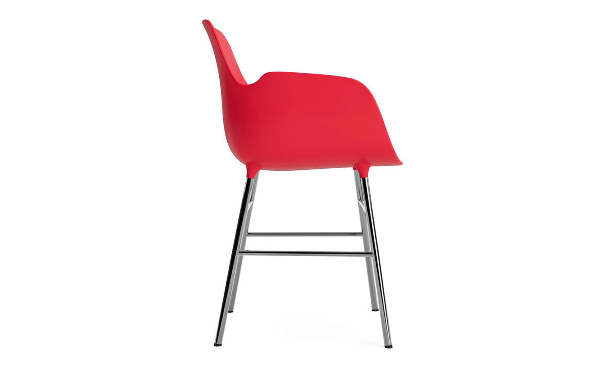 Form Lehnstuhl Chrom Leuchtendes rot in Leuchtendes rot / chrom präsentiert im Onlineshop von KAQTU Design AG. Stuhl mit Armlehne ist von Normann Copenhagen