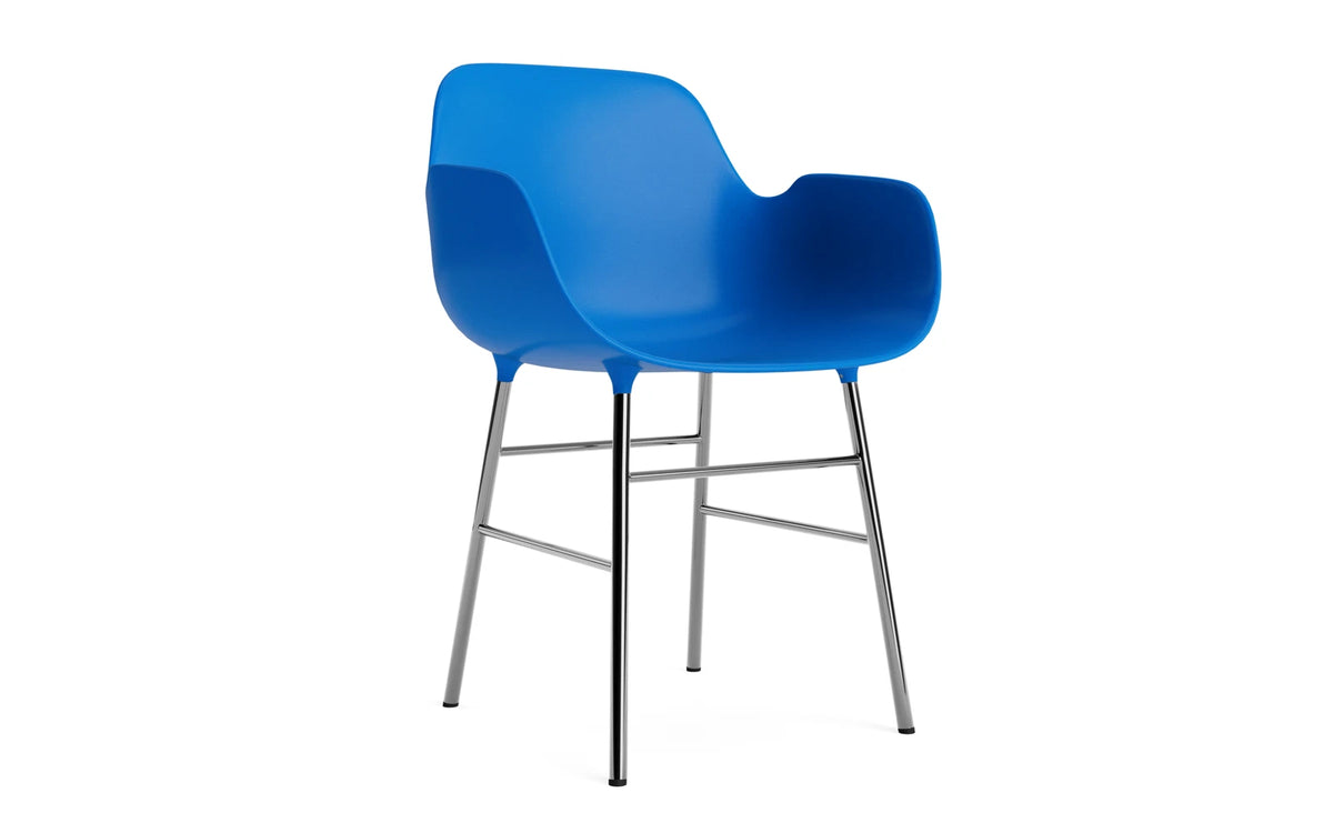 Form Lehnstuhl Chrom Leuchtendes Blau in Leuchtendes Blau / chrom präsentiert im Onlineshop von KAQTU Design AG. Stuhl mit Armlehne ist von Normann Copenhagen