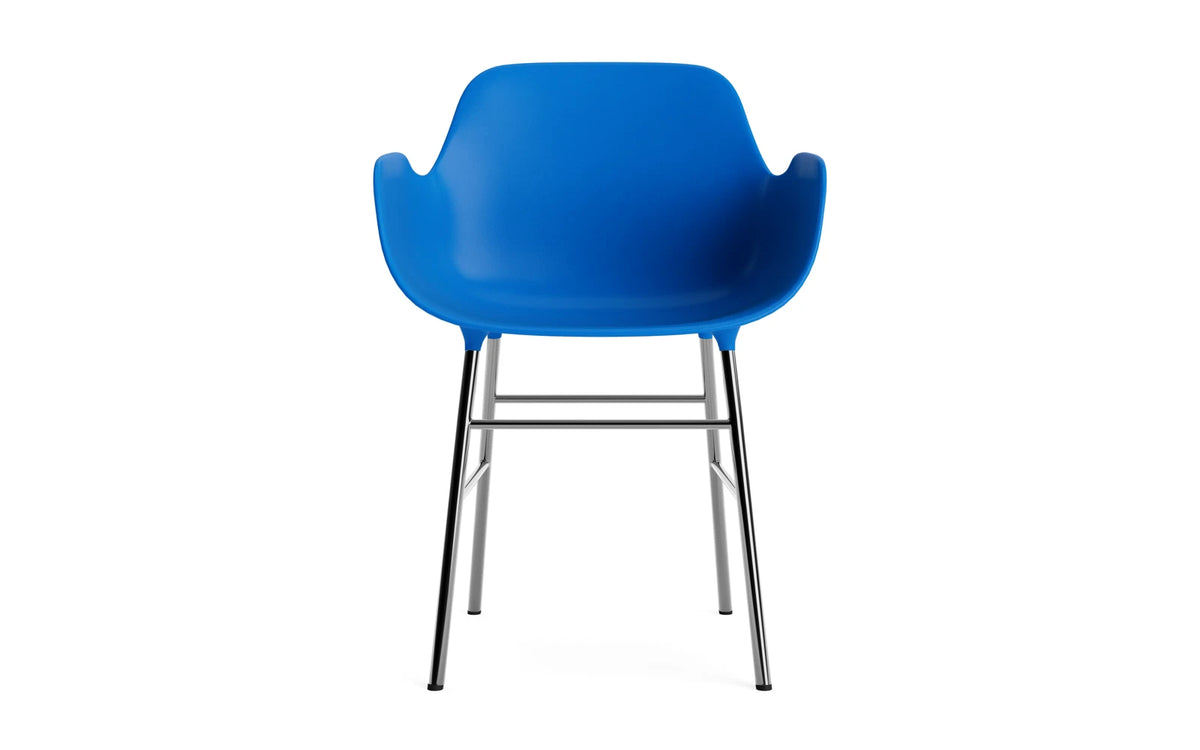 Form Lehnstuhl Chrom Leuchtendes Blau in Leuchtendes Blau / chrom präsentiert im Onlineshop von KAQTU Design AG. Stuhl mit Armlehne ist von Normann Copenhagen