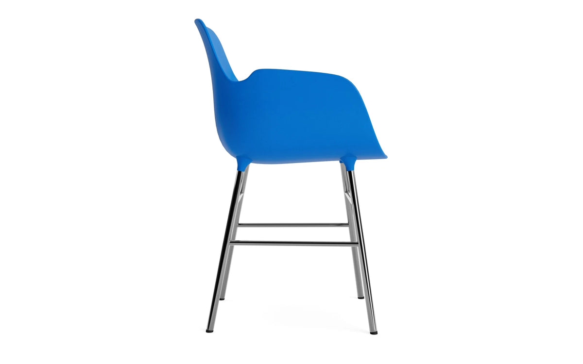 Form Lehnstuhl Chrom Leuchtendes Blau in Leuchtendes Blau / chrom präsentiert im Onlineshop von KAQTU Design AG. Stuhl mit Armlehne ist von Normann Copenhagen
