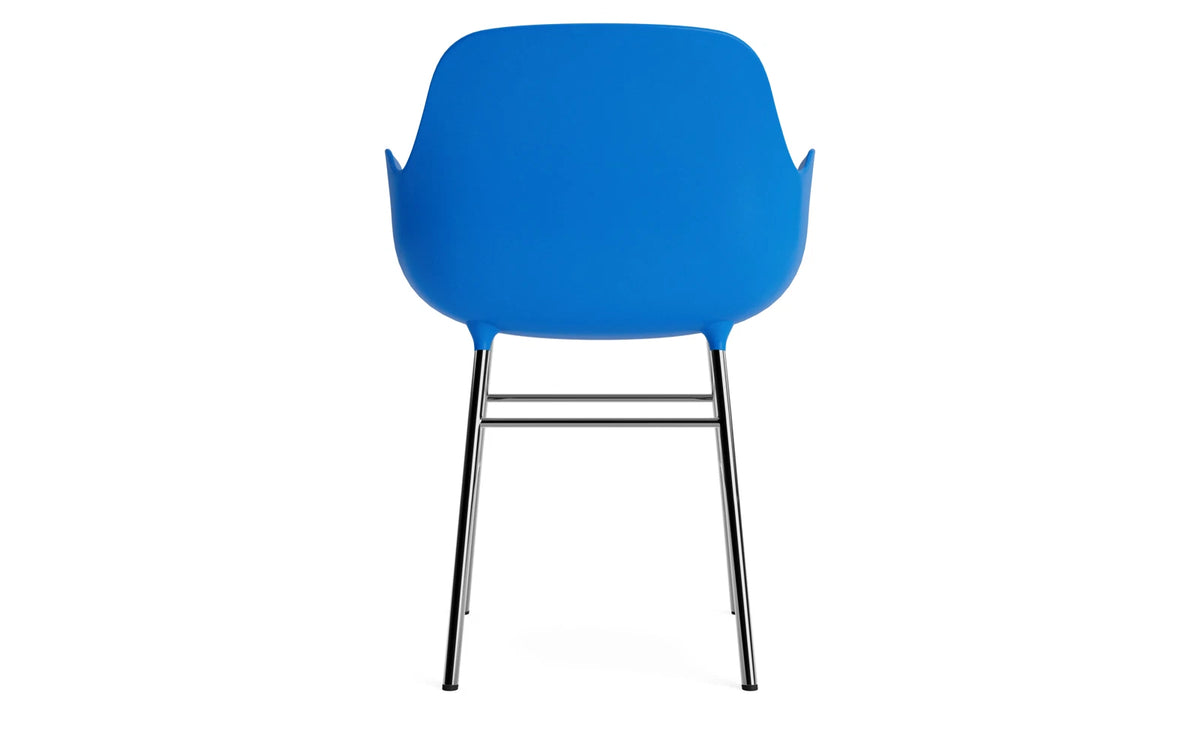 Form Lehnstuhl Chrom Leuchtendes Blau in Leuchtendes Blau / chrom präsentiert im Onlineshop von KAQTU Design AG. Stuhl mit Armlehne ist von Normann Copenhagen