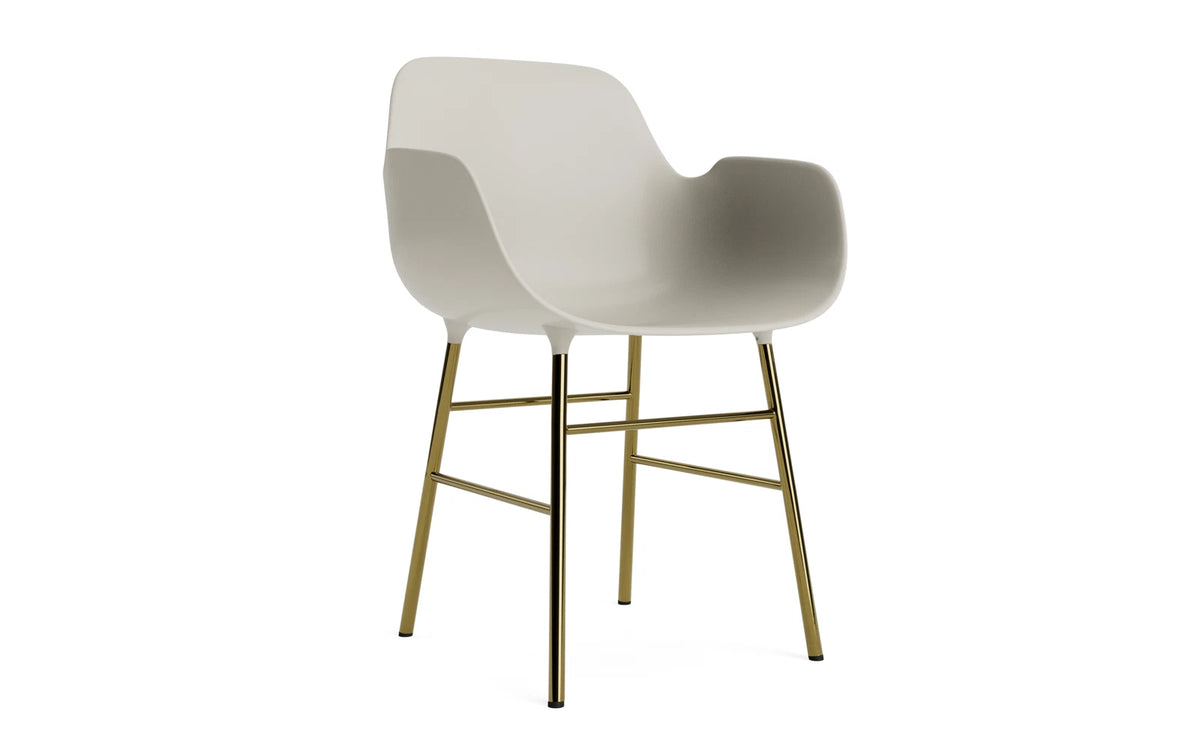 Form Lehnstuhl Messing hellgrau in Hellgrau/ Messing präsentiert im Onlineshop von KAQTU Design AG. Stuhl mit Armlehne ist von Normann Copenhagen