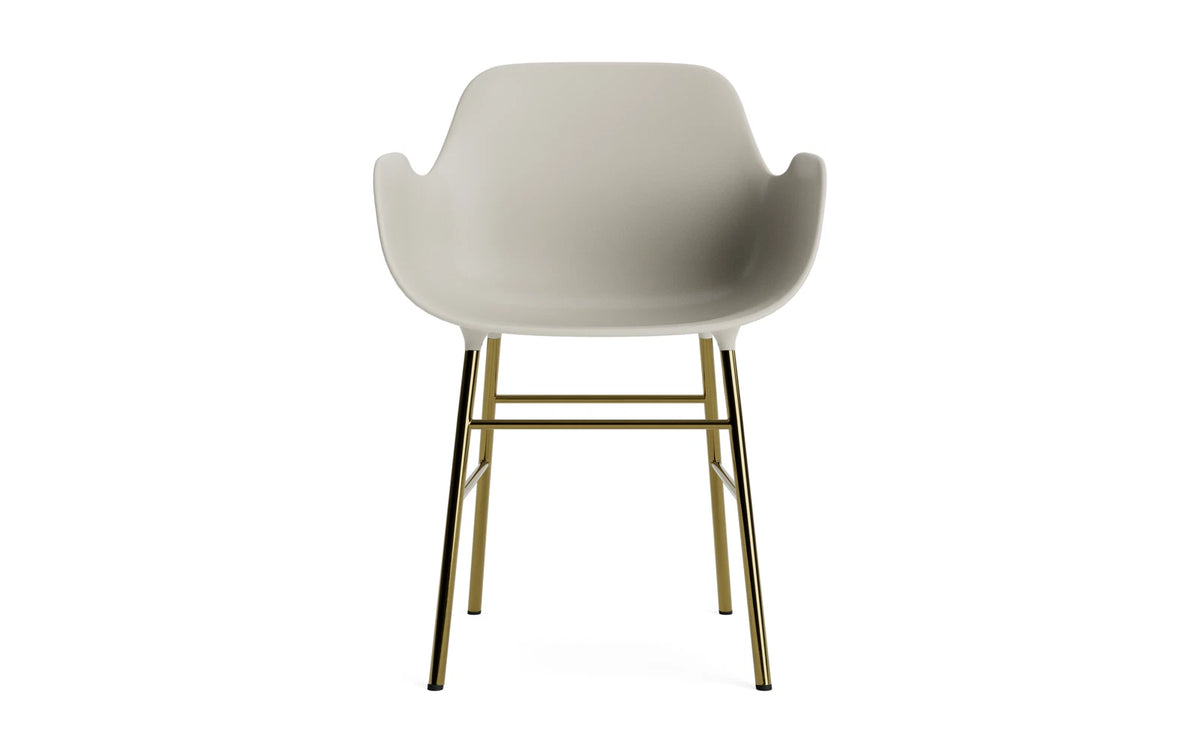 Form Lehnstuhl Messing hellgrau in Hellgrau/ Messing präsentiert im Onlineshop von KAQTU Design AG. Stuhl mit Armlehne ist von Normann Copenhagen