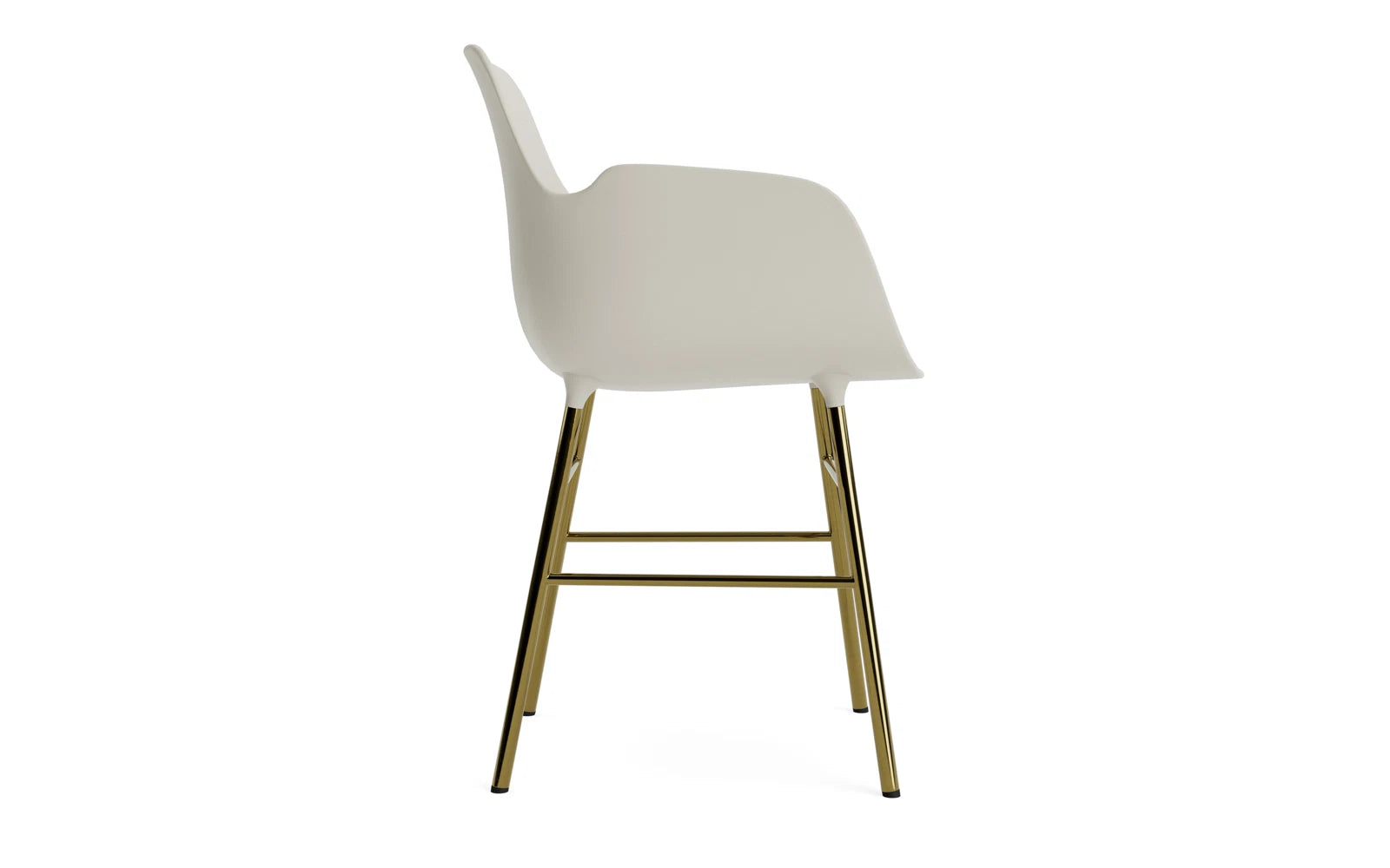 Entdecken Sie den Form Lehnstuhl in stilvollem hellgrau mit edlen Messingakzenten von Normann Copenhagen – ideal für zeitgemäße Wohnräume.