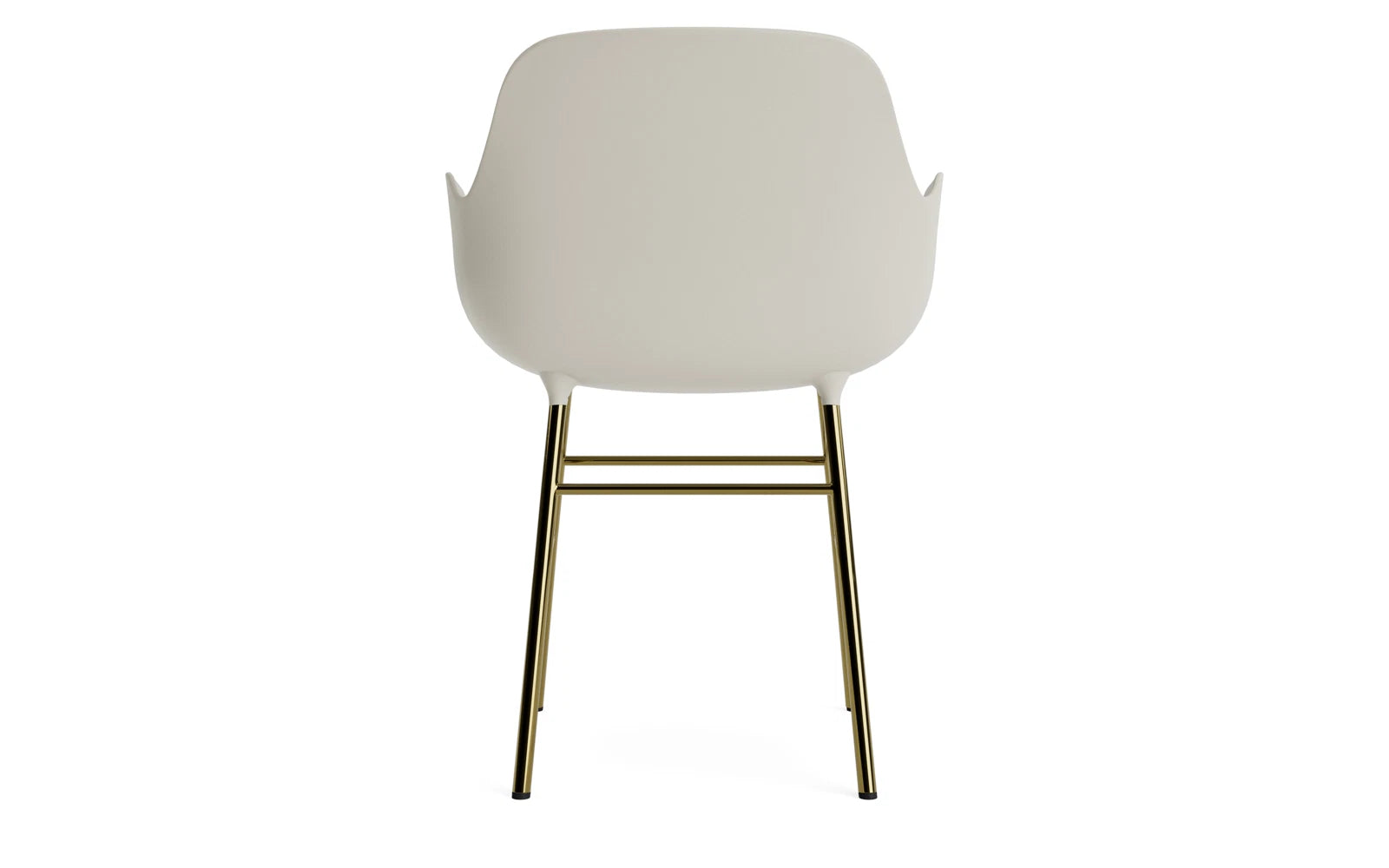 Erleben Sie den Form Lehnstuhl in elegantem hellgrau mit hochwertigem Messing von Normann Copenhagen – die perfekte Fusion aus Stil und Komfort.