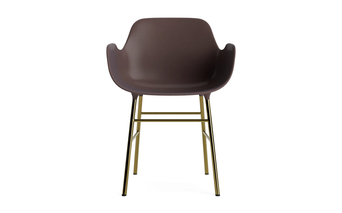 Form Lehnstuhl Messing Braun in Braun/ Messing präsentiert im Onlineshop von KAQTU Design AG. Stuhl mit Armlehne ist von Normann Copenhagen