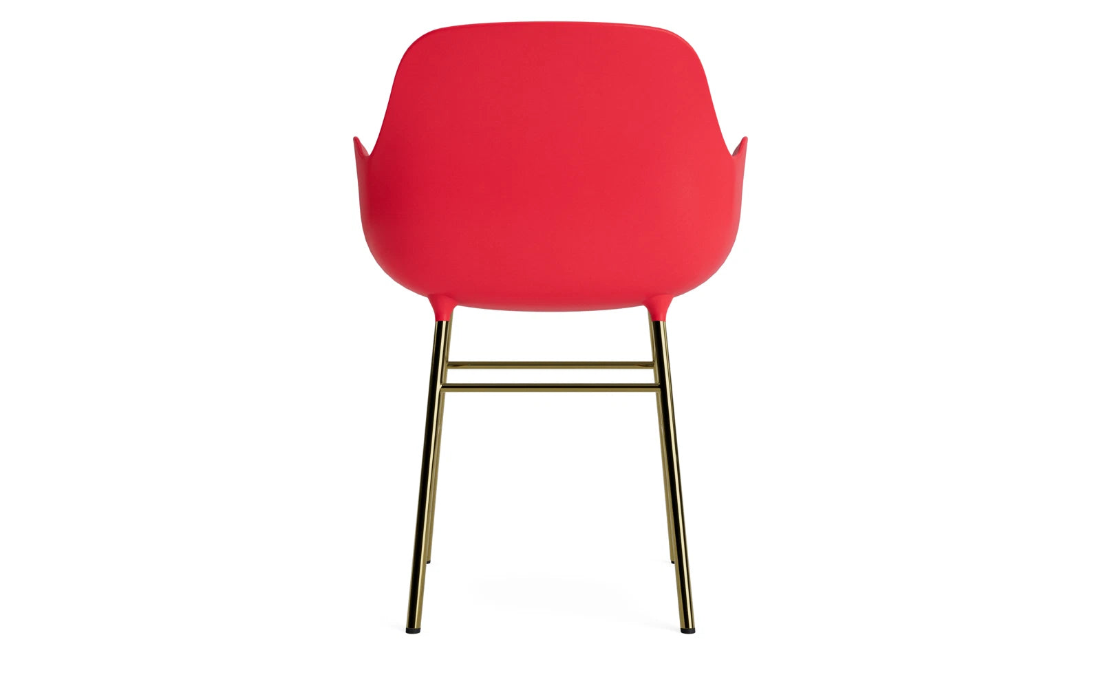 Erleben Sie den Form Lehnstuhl in strahlendem Rot und edlem Messing von Normann Copenhagen – ein modernes Design-Statement für jeden Raum.