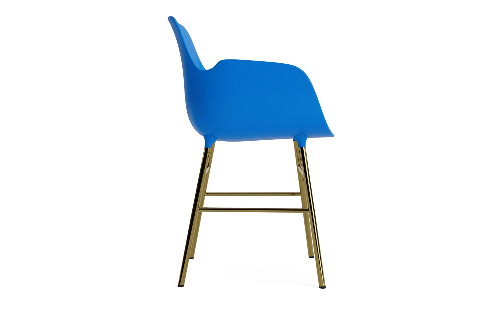 Entdecken Sie den Form Lehnstuhl in leuchtendem Blau von Normann Copenhagen – ein stilvolles Designhighlight mit robustem Messinggestell, ideal für jedes Zuhause.