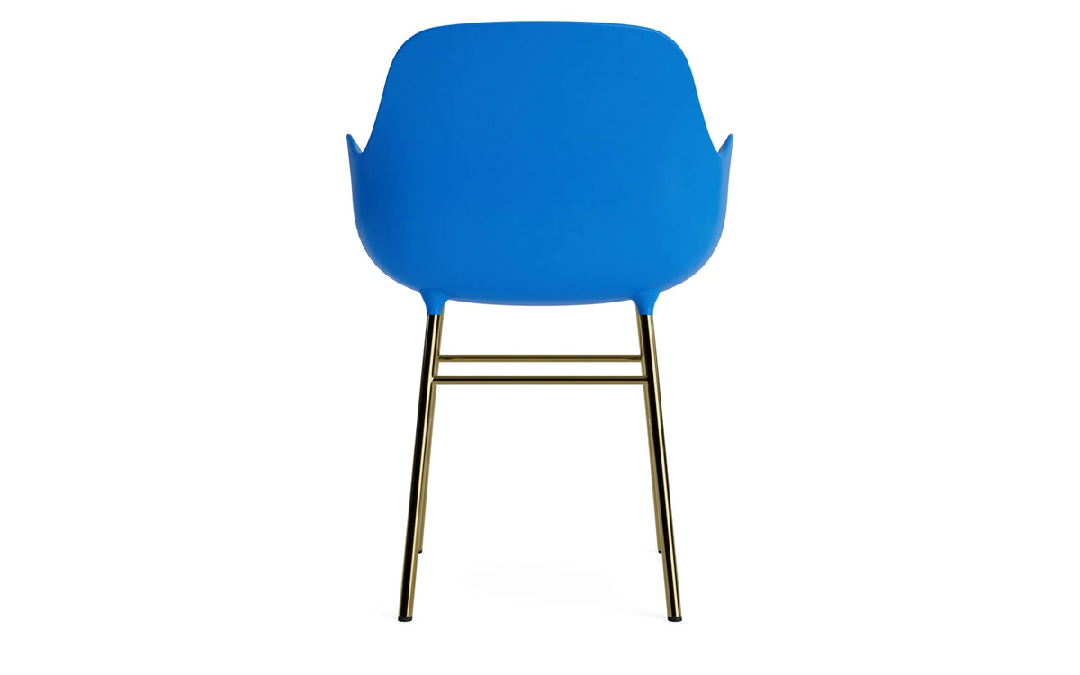 Form Lehnstuhl Messing Leuchtendes Blau in Leuchtendes Blau / Messing präsentiert im Onlineshop von KAQTU Design AG. Stuhl mit Armlehne ist von Normann Copenhagen