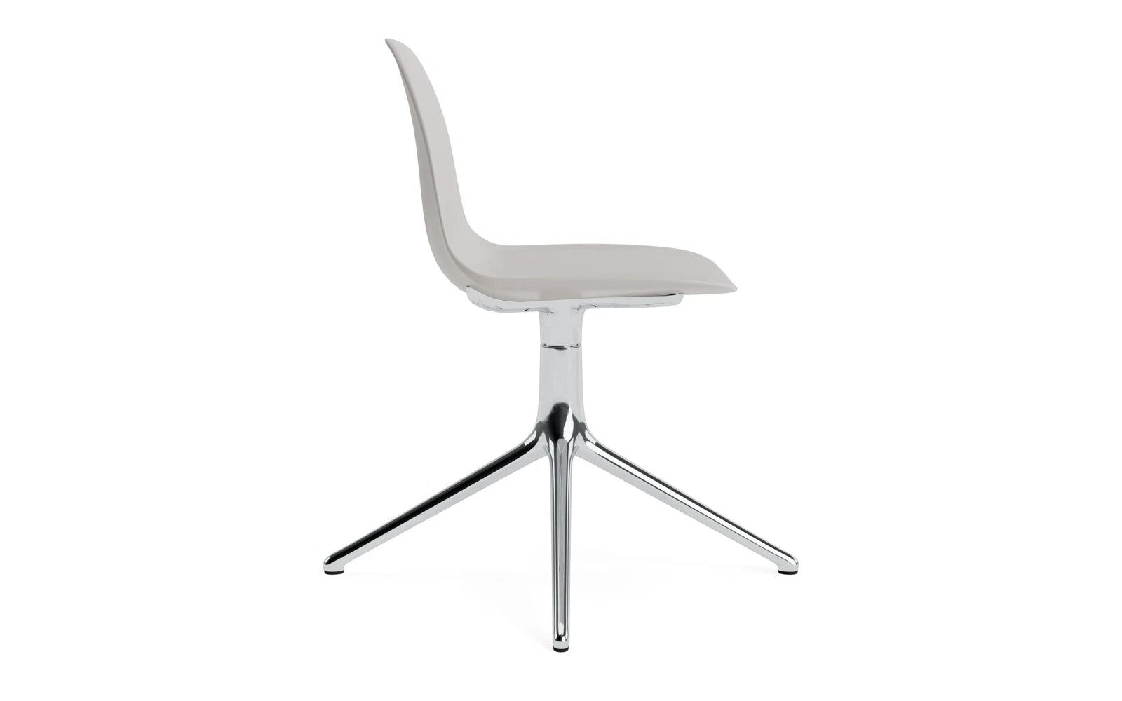 Entdecken Sie den Form Drehstuhl in warmem Grau und Aluminium – ein elegantes, vielseitiges Design von Normann Copenhagen für Ihr Zuhause oder Büro.