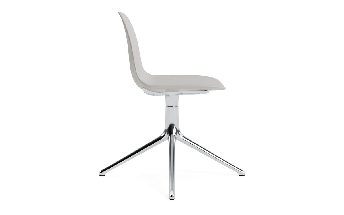 Form Drehstuhl Warmes Grau/Aluminium in Warmes Grau präsentiert im Onlineshop von KAQTU Design AG. Drehstuhl ist von Normann Copenhagen