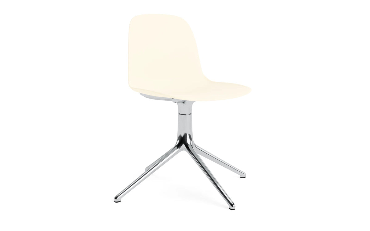 Form Drehstuhl Creme/Aluminium in Creme präsentiert im Onlineshop von KAQTU Design AG. Drehstuhl ist von Normann Copenhagen