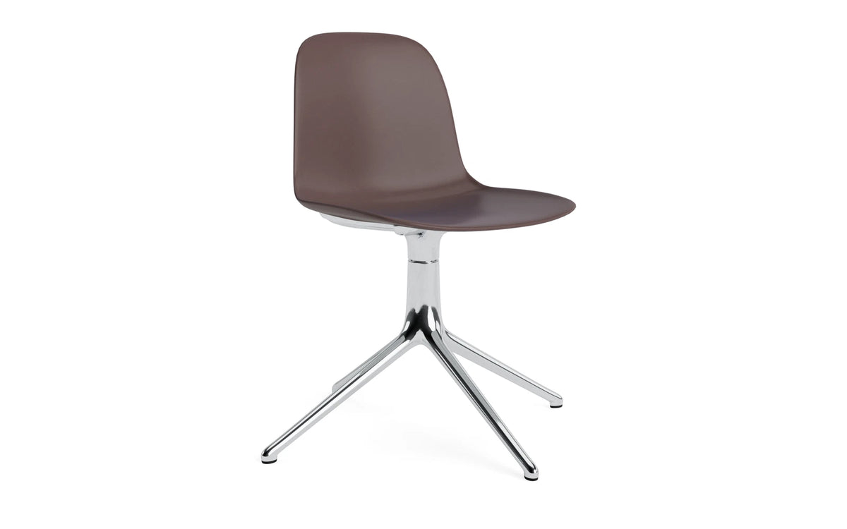 Form Drehstuhl Braun/Aluminium in Braun präsentiert im Onlineshop von KAQTU Design AG. Drehstuhl ist von Normann Copenhagen