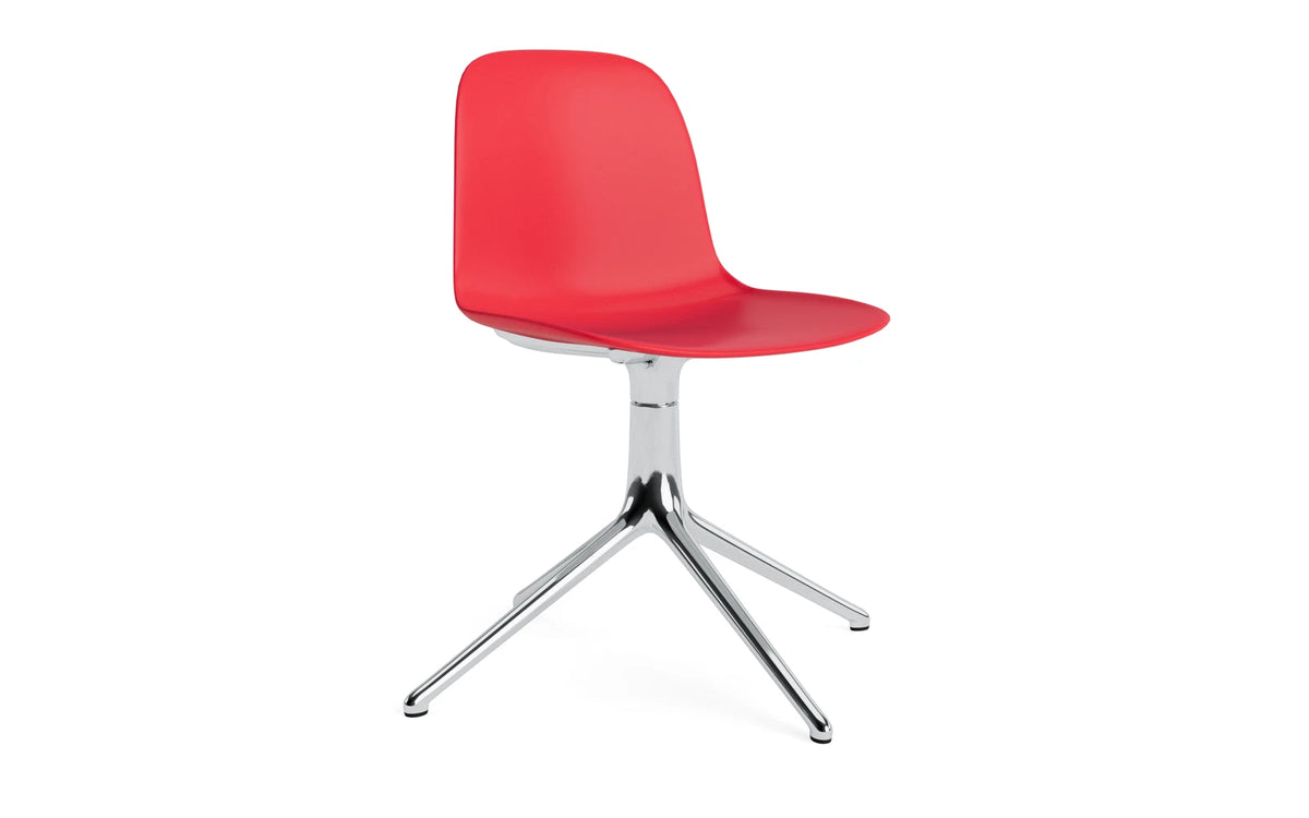 Form Drehstuhl Leuchtendes Rot/Aluminium in Leuchtendes Rot präsentiert im Onlineshop von KAQTU Design AG. Drehstuhl ist von Normann Copenhagen
