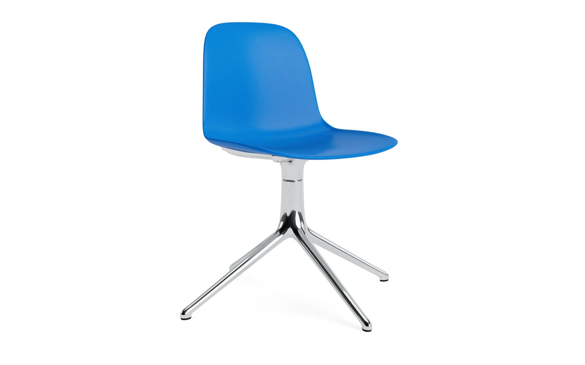 Form Drehstuhl Leuchtendes Blau/Aluminium in Leuchtendes Blau präsentiert im Onlineshop von KAQTU Design AG. Drehstuhl ist von Normann Copenhagen