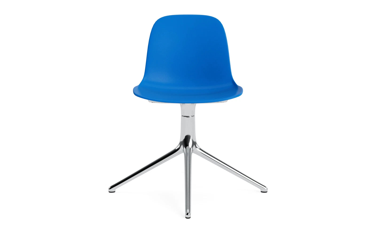 Erleben Sie den Form Drehstuhl in strahlendem Blau und Aluminium von Normann Copenhagen – ein elegantes Möbelstück für modernes Wohnen.