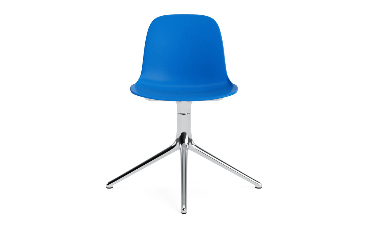 Form Drehstuhl Leuchtendes Blau/Aluminium in Leuchtendes Blau präsentiert im Onlineshop von KAQTU Design AG. Drehstuhl ist von Normann Copenhagen