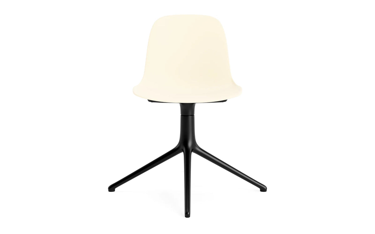 Form Drehstuhl Creme/schwarzes Aluminium in Creme präsentiert im Onlineshop von KAQTU Design AG. Drehstuhl ist von Normann Copenhagen