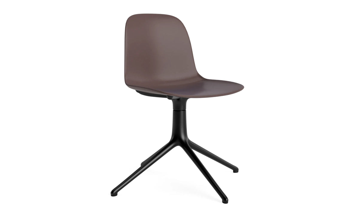 Form Drehstuhl Braun/schwarzes Aluminium in Braun präsentiert im Onlineshop von KAQTU Design AG. Drehstuhl ist von Normann Copenhagen