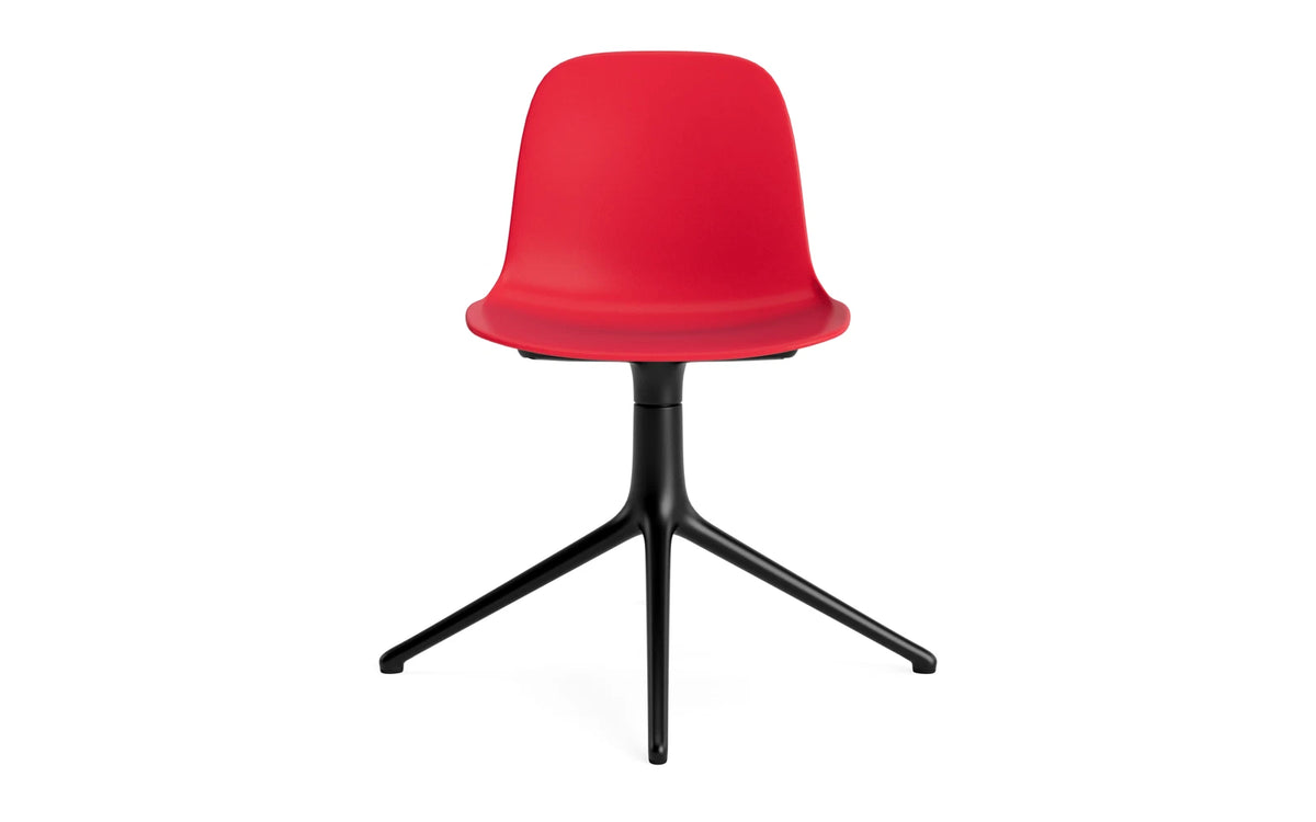 Form Drehstuhl Leuchtendes Rot/schwarzes Aluminium in Leuchtendes Rot präsentiert im Onlineshop von KAQTU Design AG. Drehstuhl ist von Normann Copenhagen