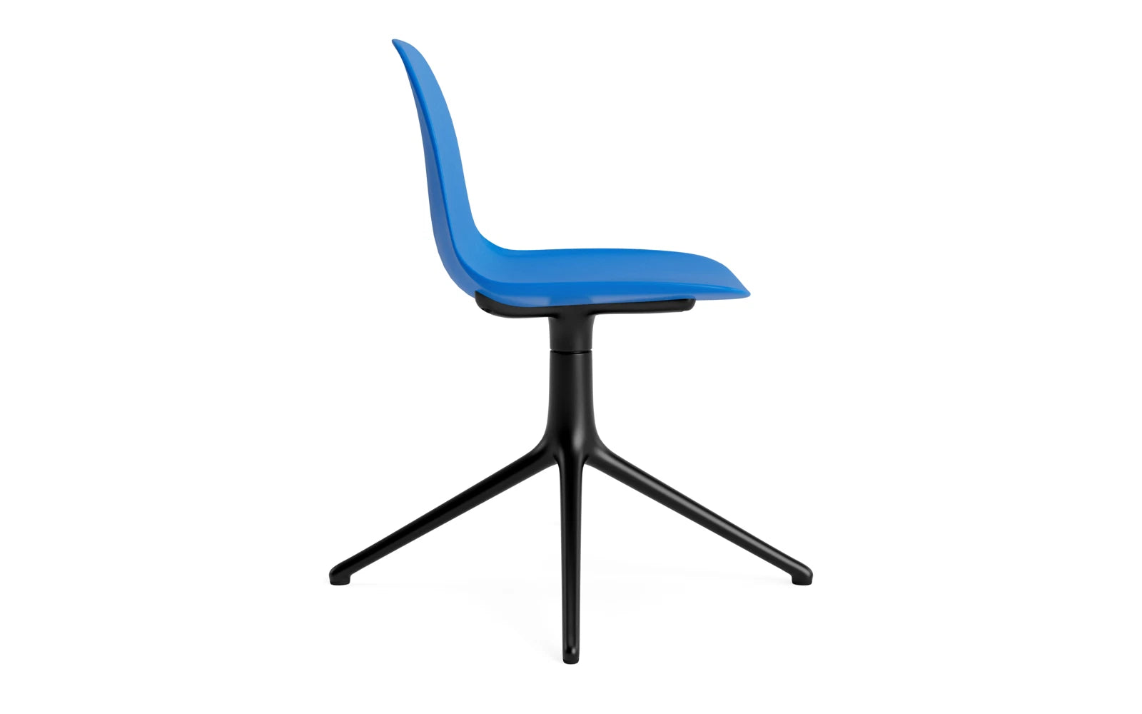 Entdecken Sie den Form Drehstuhl in leuchtendem Blau und schwarzem Aluminium von Normann Copenhagen – ein stilvolles Designhighlight für jeden Raum.