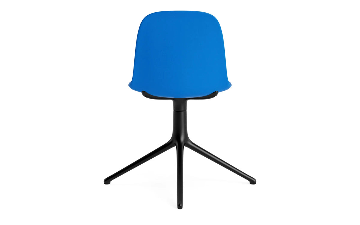 Form Drehstuhl Leuchtendes Blau/schwarzes Aluminium in Leuchtendes Blau präsentiert im Onlineshop von KAQTU Design AG. Drehstuhl ist von Normann Copenhagen