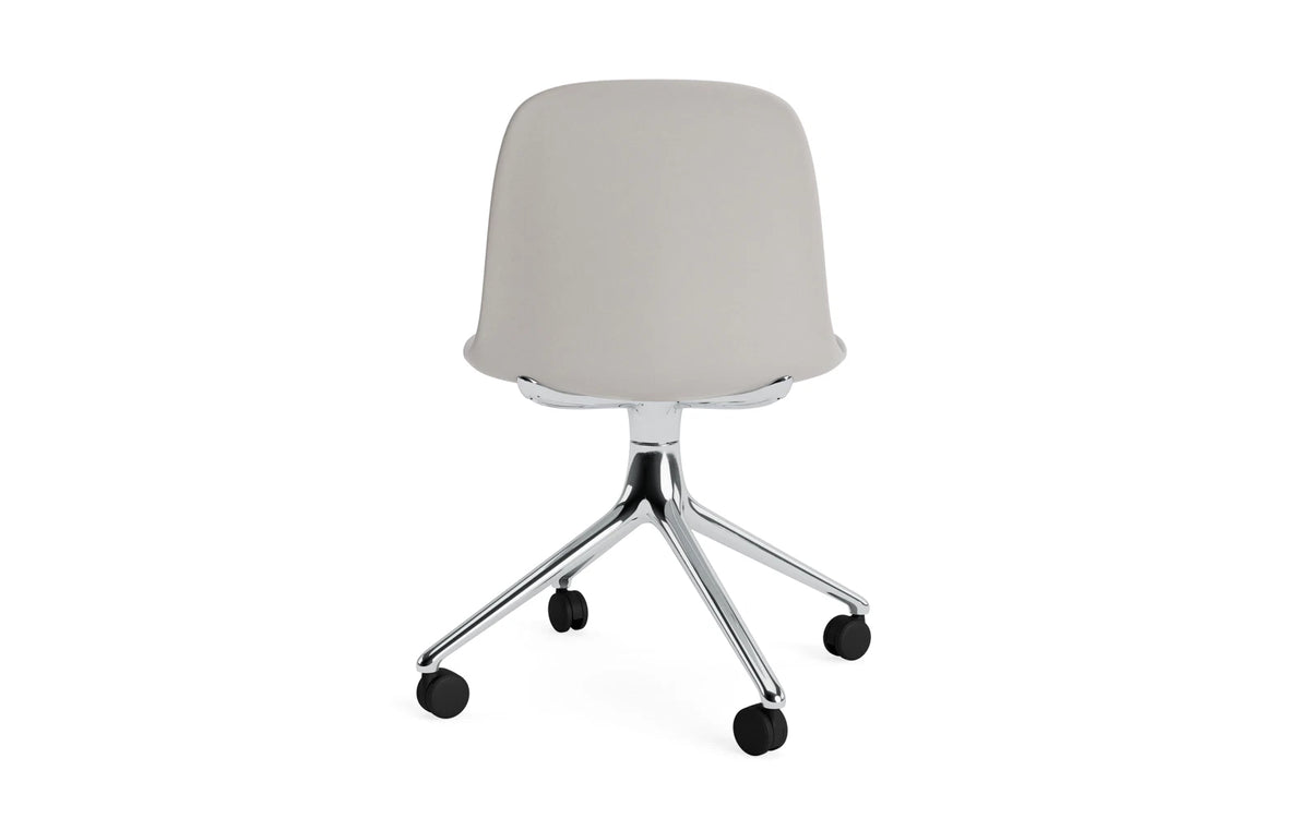Form Drehstuhl 4W Aluminium/Warmes Grau in Warmes Grau präsentiert im Onlineshop von KAQTU Design AG. Drehstuhl ist von Normann Copenhagen
