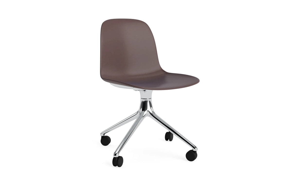 Form Drehstuhl 4W Aluminium/Braun in Braun präsentiert im Onlineshop von KAQTU Design AG. Drehstuhl ist von Normann Copenhagen