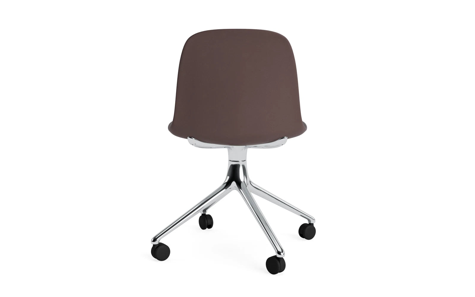 Erleben Sie den Form Drehstuhl 4W von Normann Copenhagen – ein stilvoller, vielseitiger Stuhl mit Aluminiumgestell und brauner Sitzschale, ideal für moderne Räume.