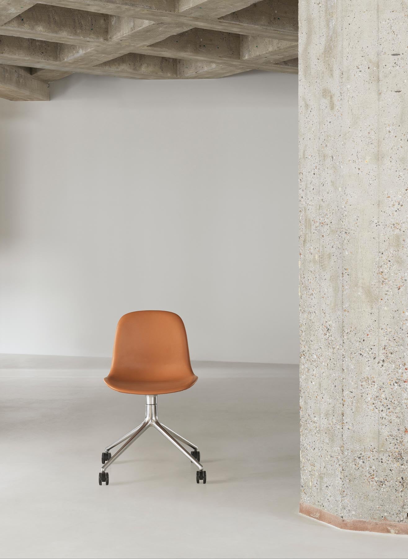 Erleben Sie den Form Drehstuhl 4W in strahlendem Rot von Normann Copenhagen – ein elegantes Möbelstück, das Funktionalität und Stil vereint!