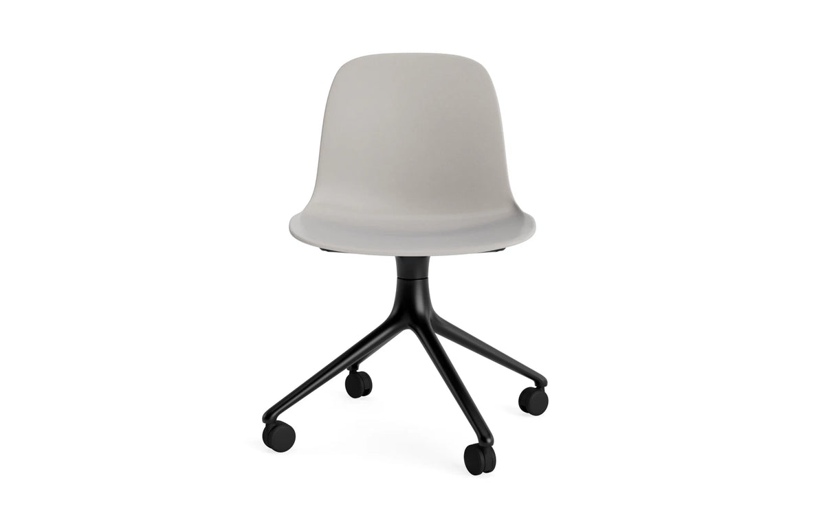 Form Drehstuhl 4W schwarzes Aluminium/Warmes Grau in Warmes Grau präsentiert im Onlineshop von KAQTU Design AG. Drehstuhl ist von Normann Copenhagen