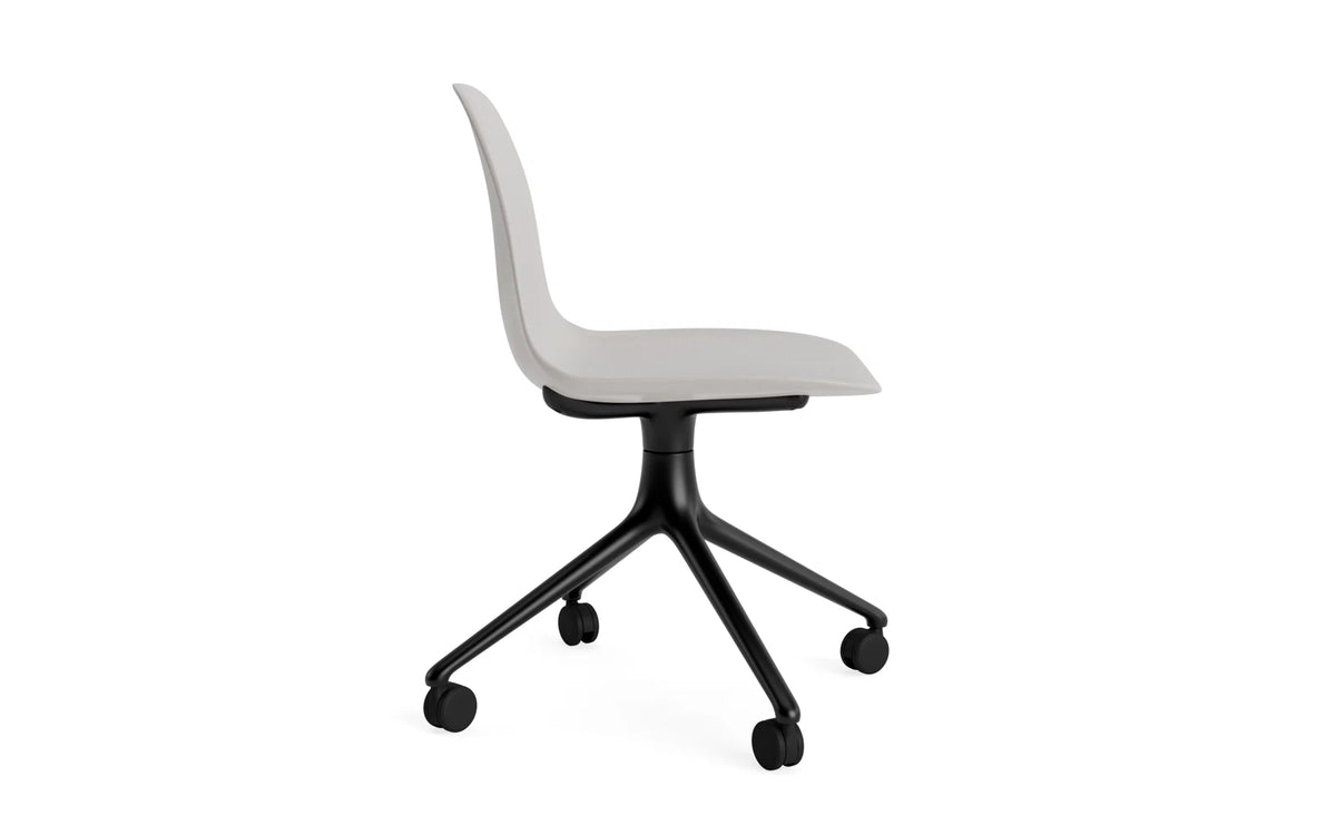 Form Drehstuhl 4W schwarzes Aluminium/Warmes Grau in Warmes Grau präsentiert im Onlineshop von KAQTU Design AG. Drehstuhl ist von Normann Copenhagen