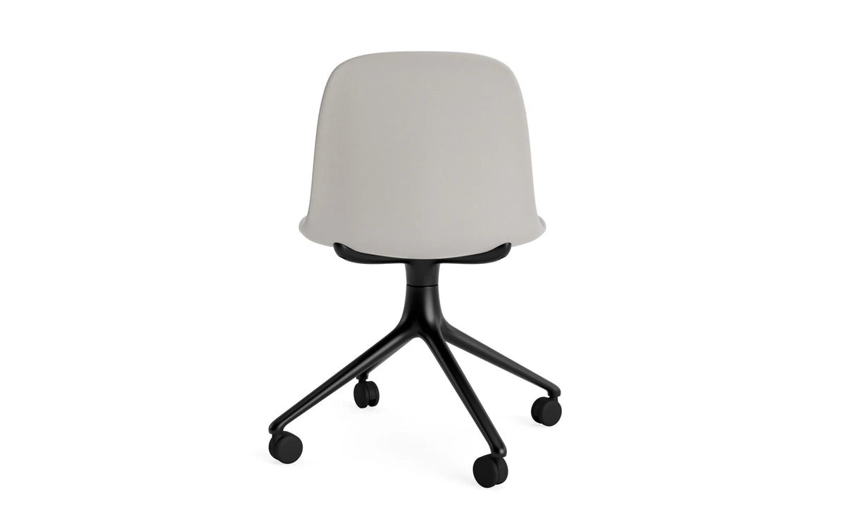 Form Drehstuhl 4W schwarzes Aluminium/Warmes Grau in Warmes Grau präsentiert im Onlineshop von KAQTU Design AG. Drehstuhl ist von Normann Copenhagen
