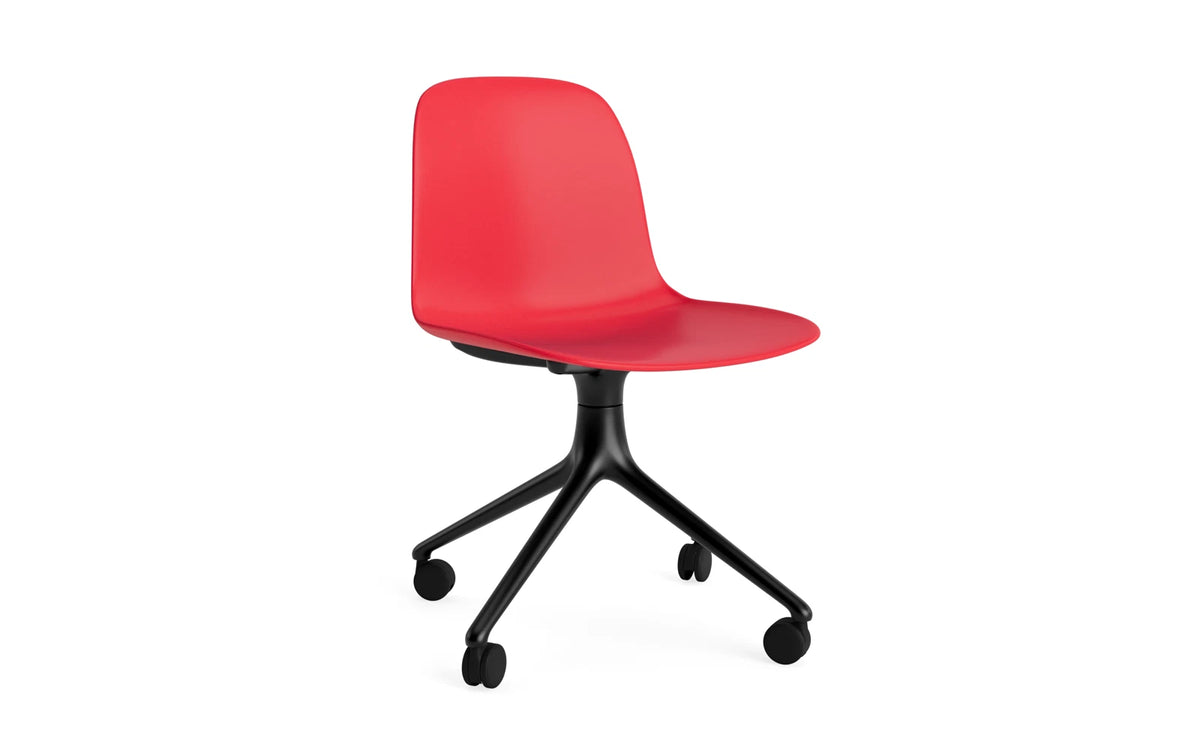 Form Drehstuhl 4W schwarzes Aluminium/Leuchtendes Rot in Leuchtendes Rot präsentiert im Onlineshop von KAQTU Design AG. Drehstuhl ist von Normann Copenhagen