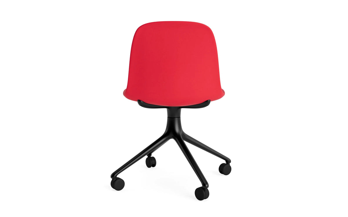 Form Drehstuhl 4W schwarzes Aluminium/Leuchtendes Rot in Leuchtendes Rot präsentiert im Onlineshop von KAQTU Design AG. Drehstuhl ist von Normann Copenhagen