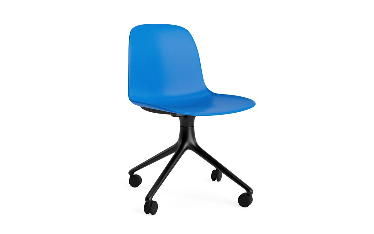 Form Drehstuhl 4W schwarzes Aluminium/Leuchtendes Blau in Leuchtendes Blau präsentiert im Onlineshop von KAQTU Design AG. Drehstuhl ist von Normann Copenhagen