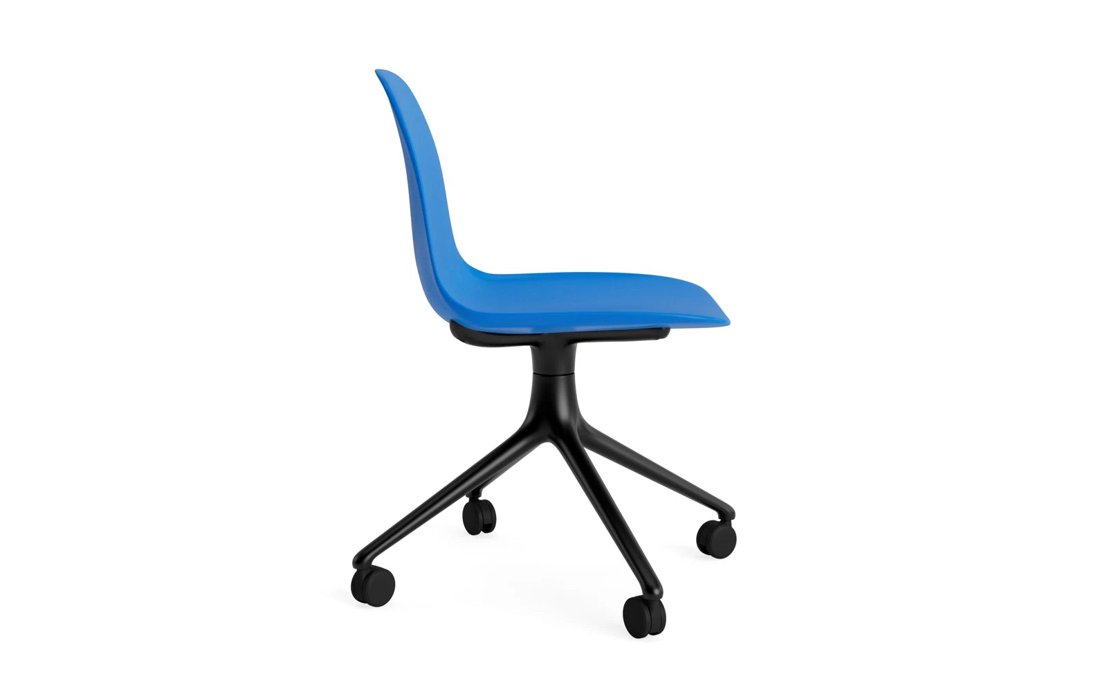 Erleben Sie den Form Drehstuhl 4W von Normann Copenhagen: Elegantes, maskulines Design in strahlendem Blau und stabiler Aluminiumkonstruktion, perfekt für jeden Raum.