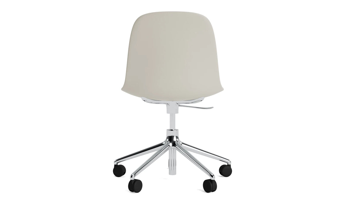Form Drehstuhl mit Rollen Hellgrau/Aluminium in Hellgrau präsentiert im Onlineshop von KAQTU Design AG. Drehstuhl ist von Normann Copenhagen