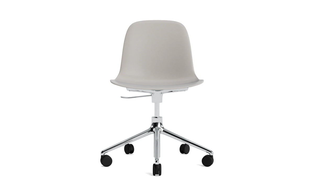 Form Drehstuhl mit Rollen Warmes Grau/Aluminium in Warmes Grau präsentiert im Onlineshop von KAQTU Design AG. Drehstuhl ist von Normann Copenhagen