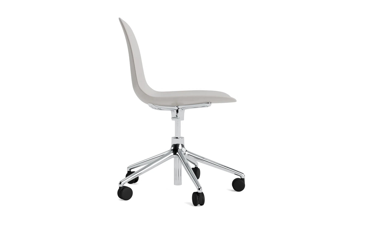 Form Drehstuhl mit Rollen Warmes Grau/Aluminium in Warmes Grau präsentiert im Onlineshop von KAQTU Design AG. Drehstuhl ist von Normann Copenhagen