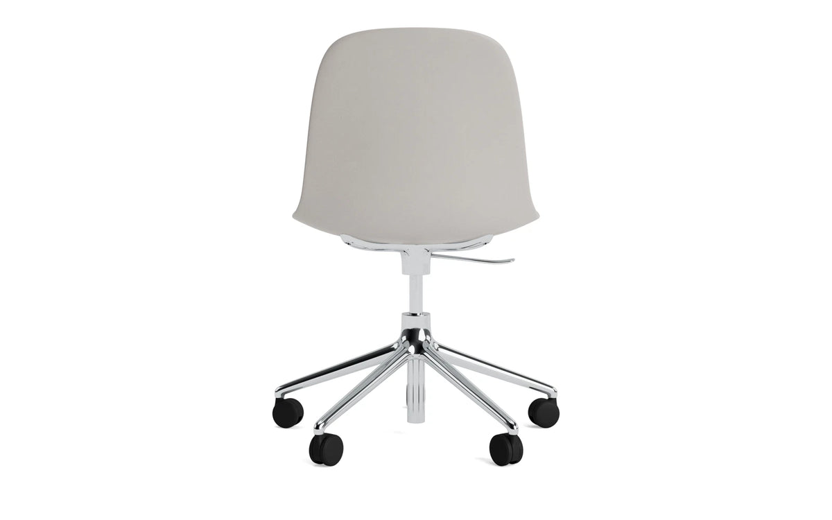 Form Drehstuhl mit Rollen Warmes Grau/Aluminium in Warmes Grau präsentiert im Onlineshop von KAQTU Design AG. Drehstuhl ist von Normann Copenhagen