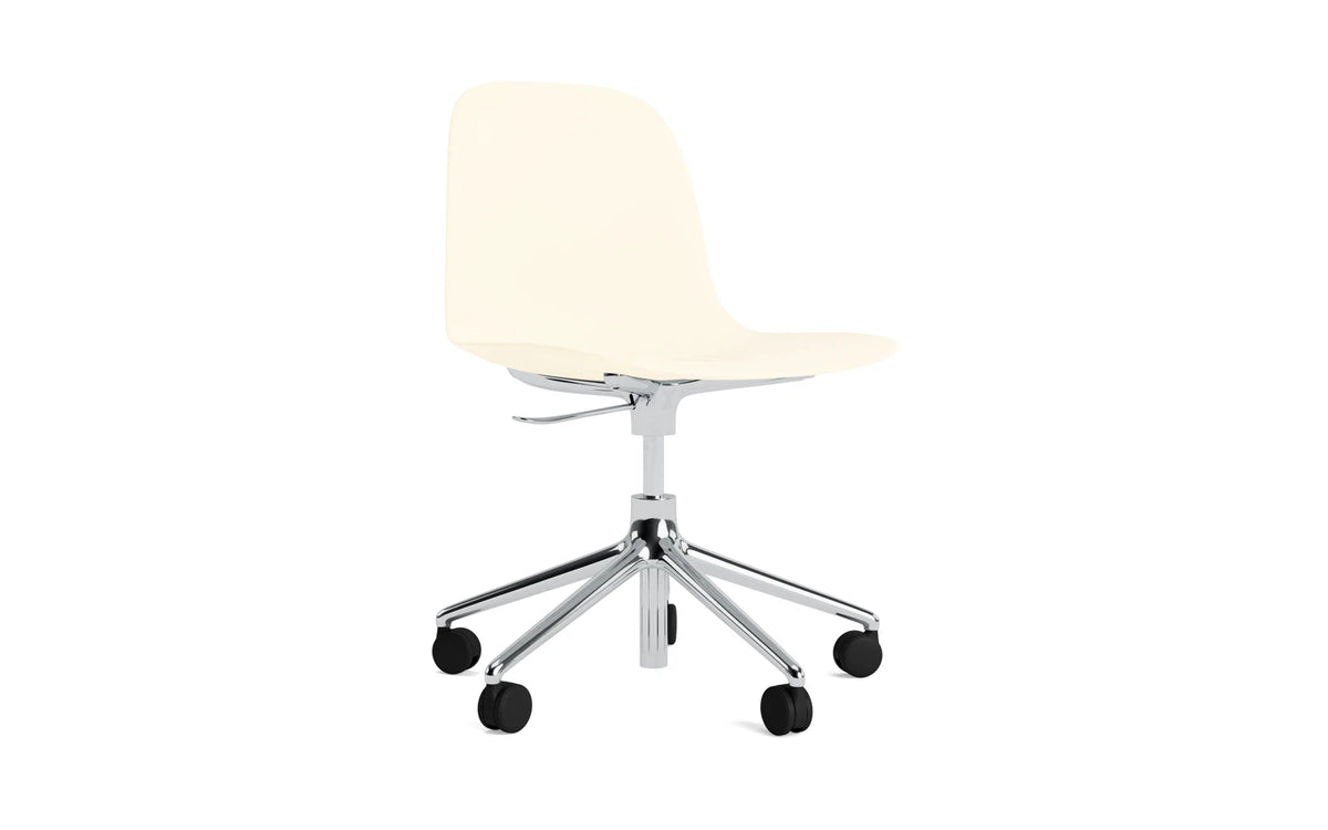 Form Drehstuhl mit Rollen Creme/Aluminium in Creme präsentiert im Onlineshop von KAQTU Design AG. Drehstuhl ist von Normann Copenhagen