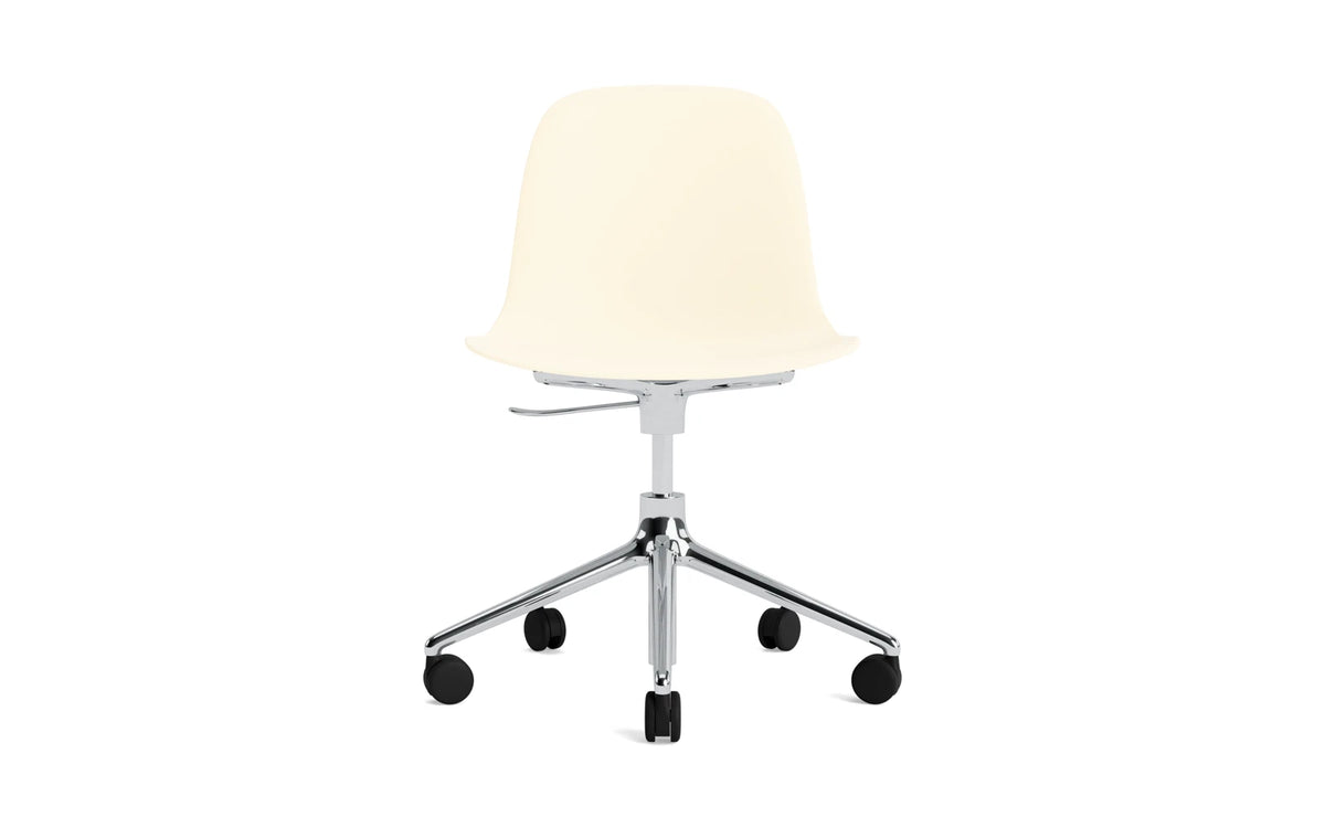 Form Drehstuhl mit Rollen Creme/Aluminium in Creme präsentiert im Onlineshop von KAQTU Design AG. Drehstuhl ist von Normann Copenhagen