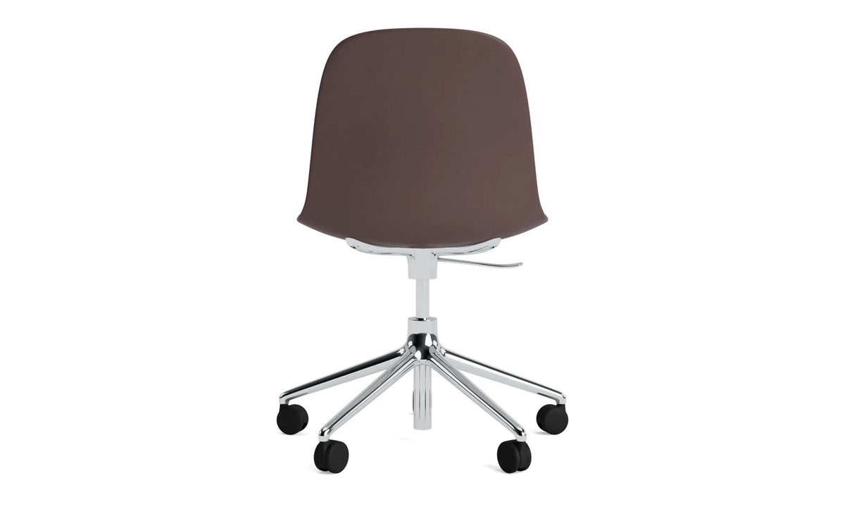 Form Drehstuhl mit Rollen Braun/Aluminium in Braun präsentiert im Onlineshop von KAQTU Design AG. Drehstuhl ist von Normann Copenhagen