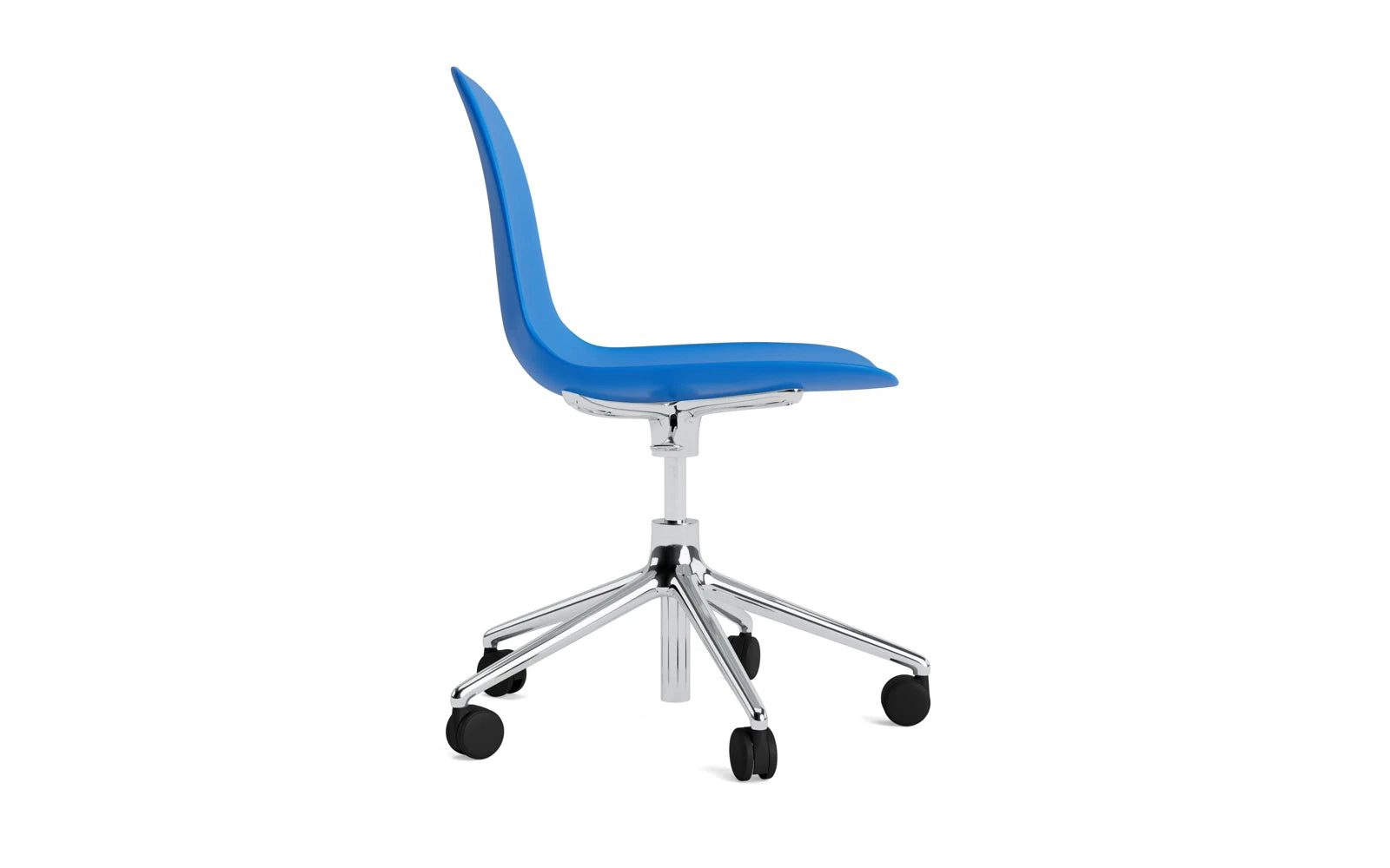 Entdecken Sie den Form Drehstuhl in Bright Blue/Aluminium von Normann Copenhagen – ein stilvolles Möbelstück, das Funktionalität und modernes Design vereint.