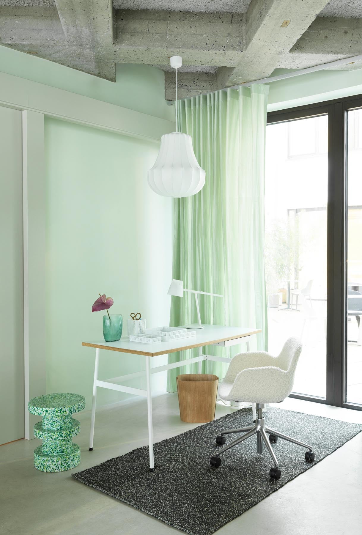 Entdecken Sie den eleganten Form Drehstuhl mit Rollen in hellgrau und schwarzem Aluminium von Normann Copenhagen – ideal für modernes Arbeiten.