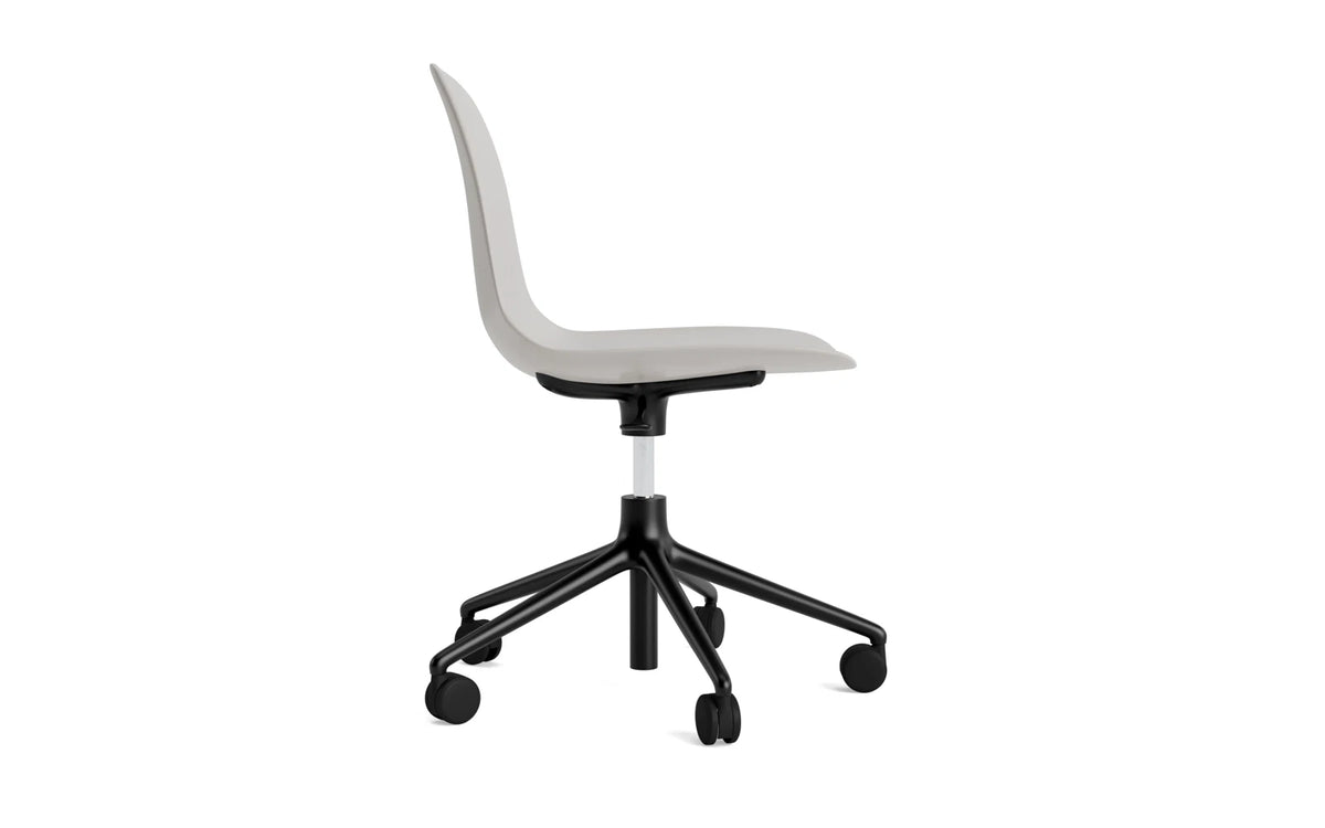 Form Drehstuhl mit Rollen Warmes Grau/schwarzes Aluminium in Warmes Grau präsentiert im Onlineshop von KAQTU Design AG. Drehstuhl ist von Normann Copenhagen