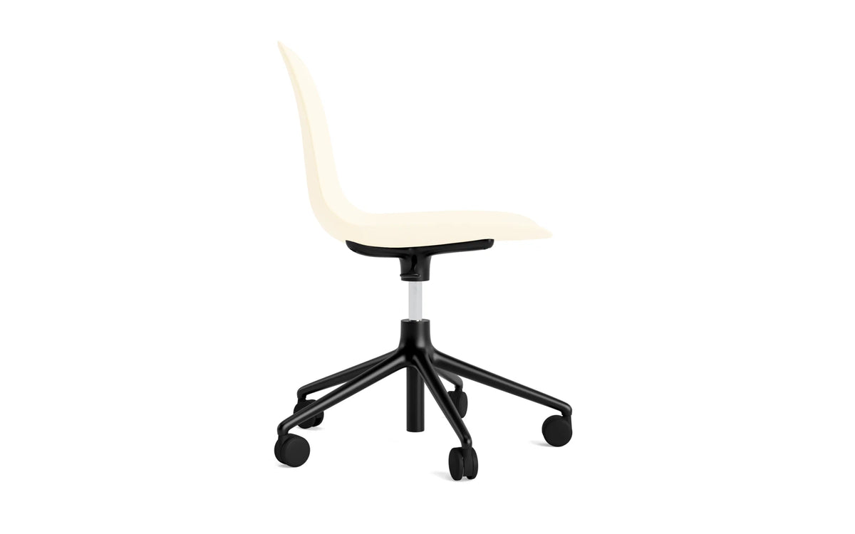 Form Drehstuhl mit Rollen Creme/schwarzes Aluminium in Creme präsentiert im Onlineshop von KAQTU Design AG. Drehstuhl ist von Normann Copenhagen